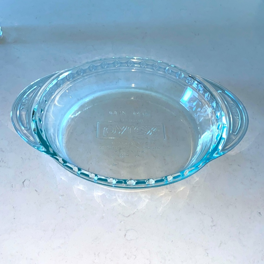 Pyrex‎ 9.5 Inch 24 cm Scalloped Fluted Pyrex Pie Plate No. 2229